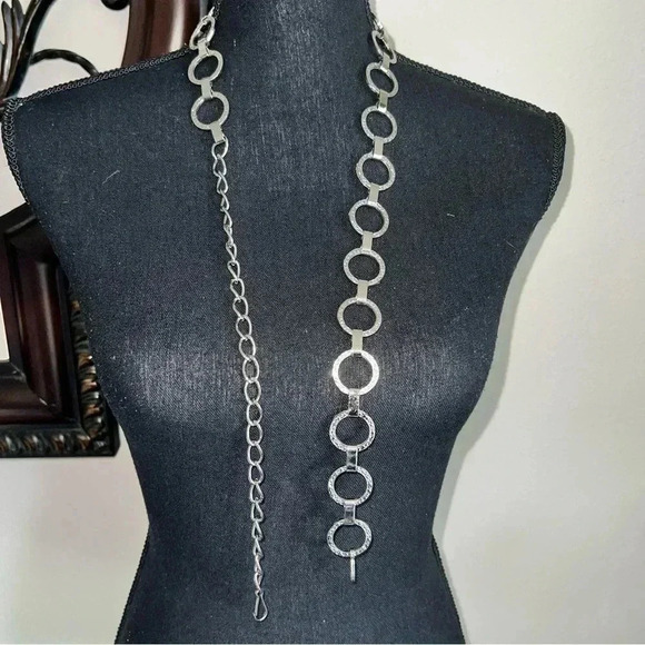 Women’s Silver Tone Chainlink Lightweight Circle Belt OS Fits Most - Picture 4 of 13